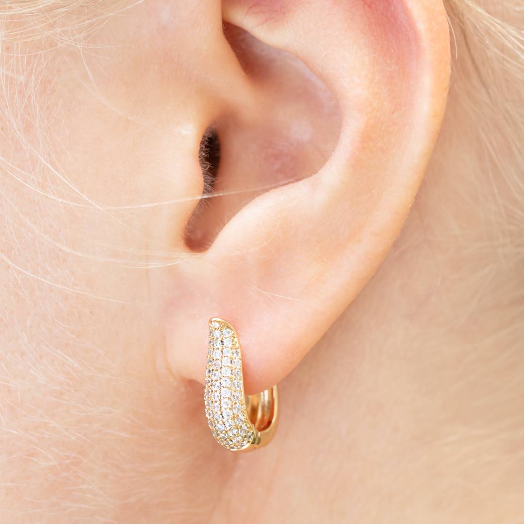 Heliksa pīrsings – ceļvedis stilīgam un drošam ausu akcentam