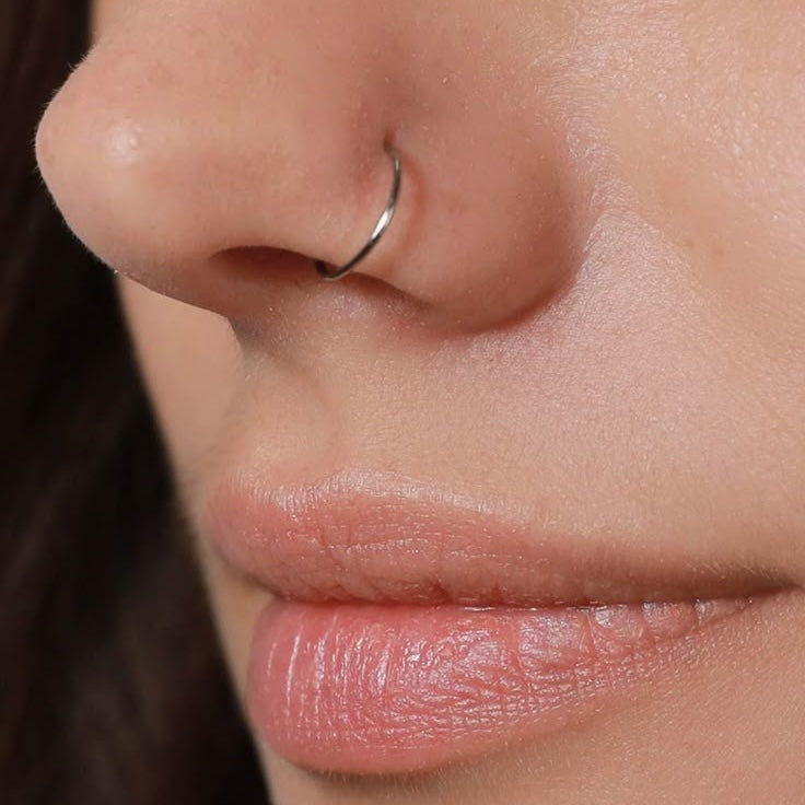 deguna caurduršana deguna pīrsings