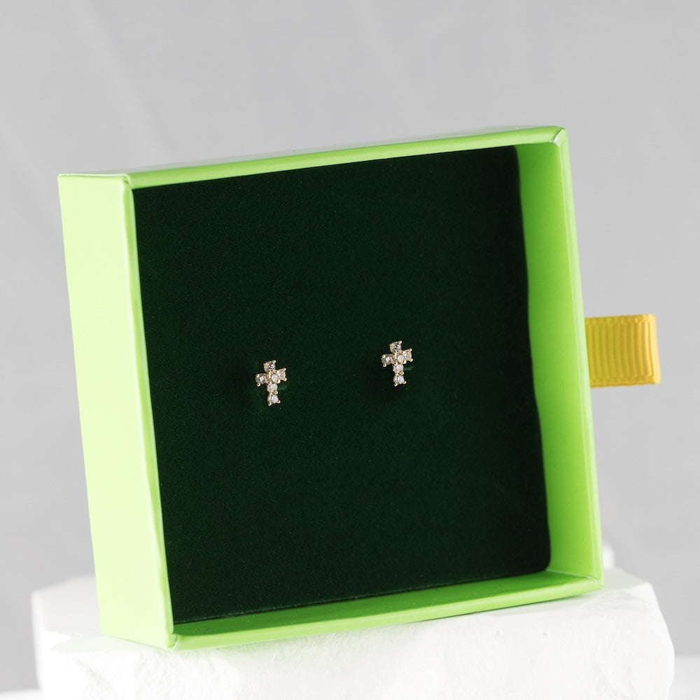 Nagliņauskari krustiņa formā ar ērtu aizdari. 