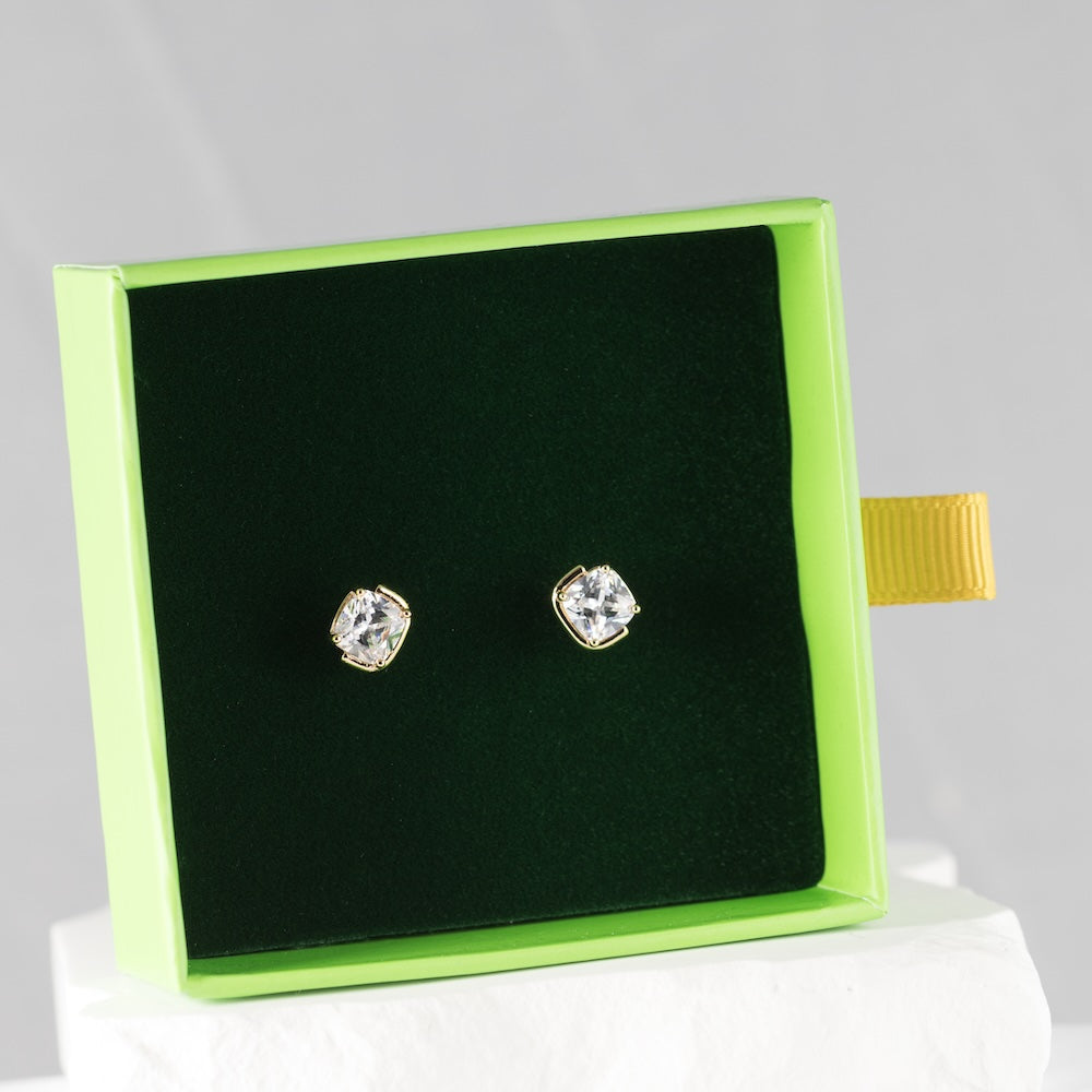 antialerģiski auskari piesaistīs apkārtējos ar mirdzumu.