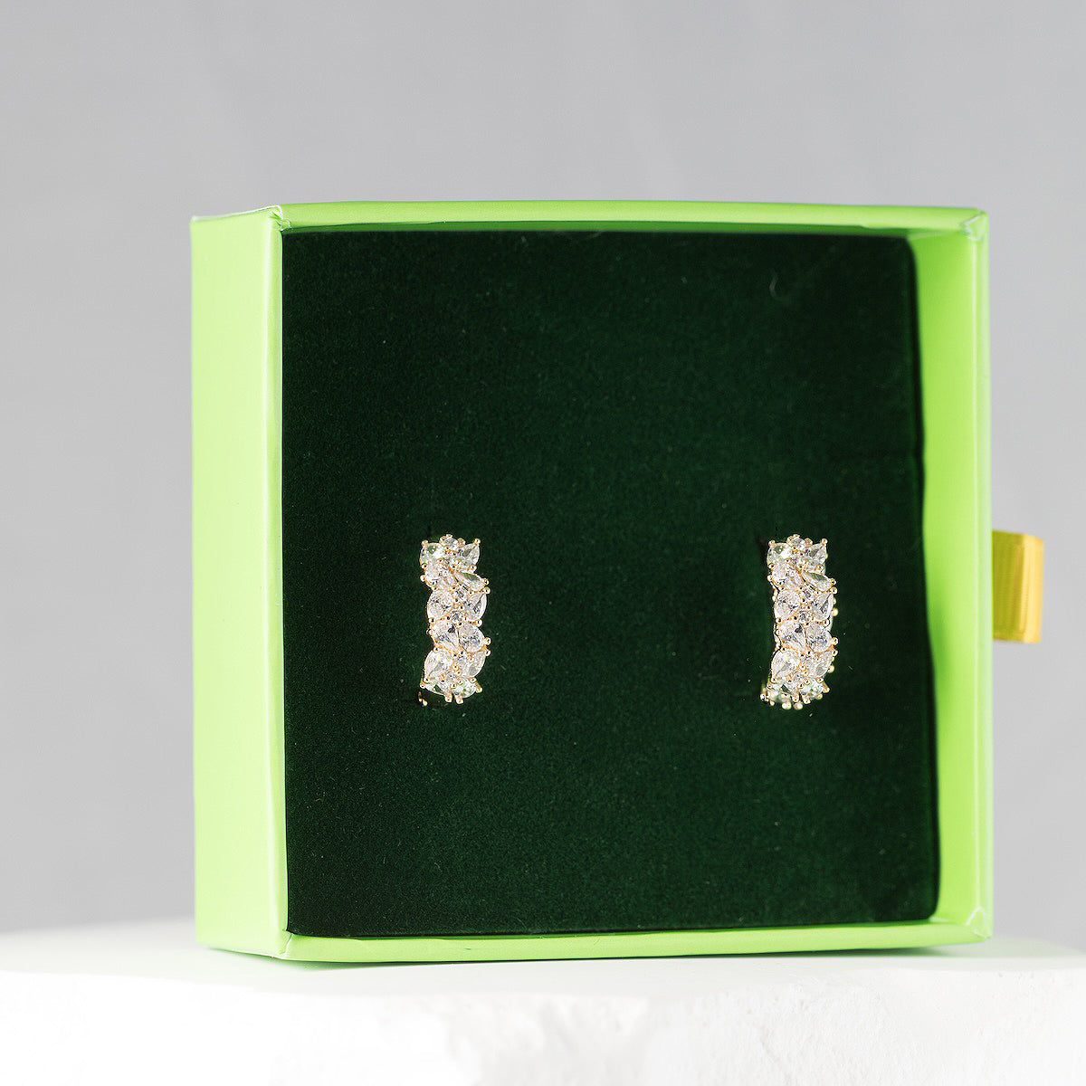 Auskari ir ūdensizturīgi un piemēroti ikdienas valkāšanai.