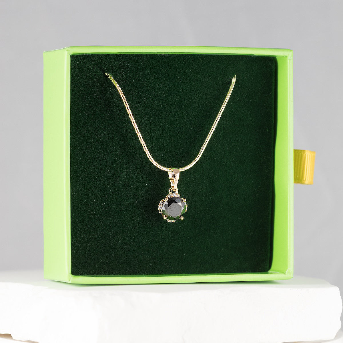 Grezna kristāla kaklarota MILEY ar izteiksmīgu kristāla kulonu.