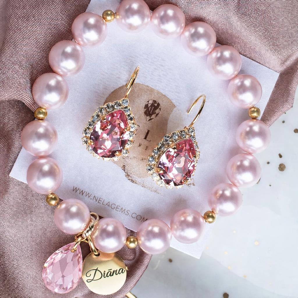 Grezna rokassprādze ar piekariņu un pieskaņoti kristālu auskari