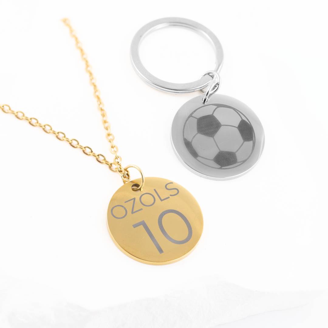 Kaklarota un atslēgu piekariņš ar sporta bumbu gravējumu