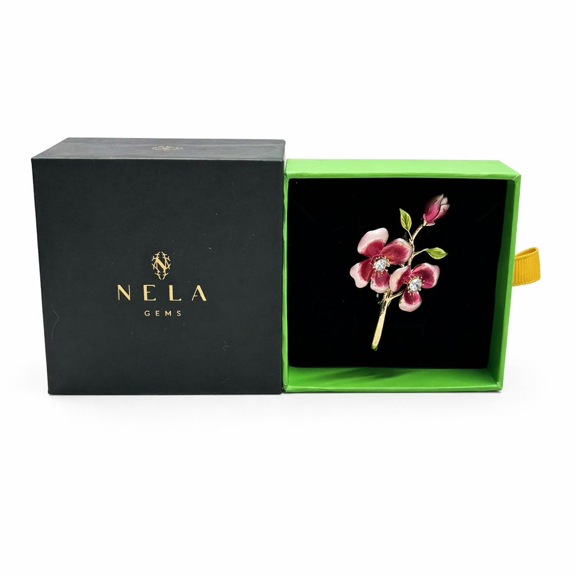 Aksesuārs ir piemērots piespraušanai pie apģērba vai somas.