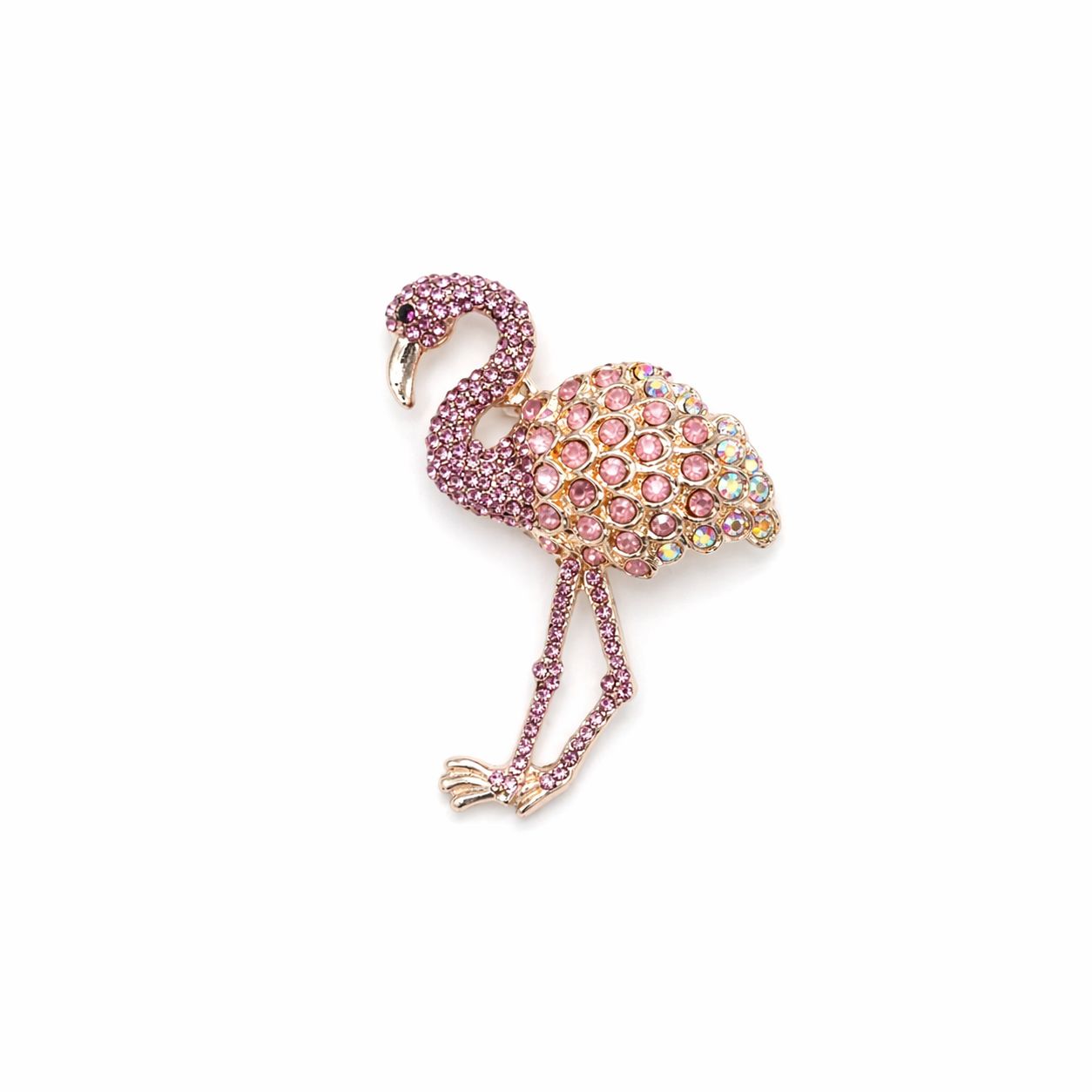 Piespraude piešķir tēlam svaigu un dzīvespriecīgu noskaņu.