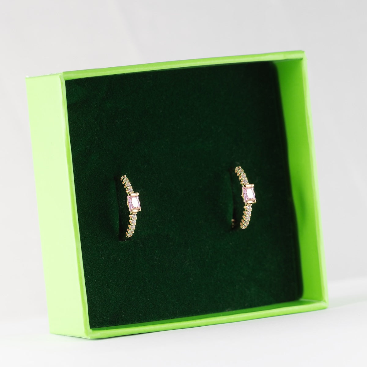 Klasiski auskari piemēroti ikdienas nēsāšanai.