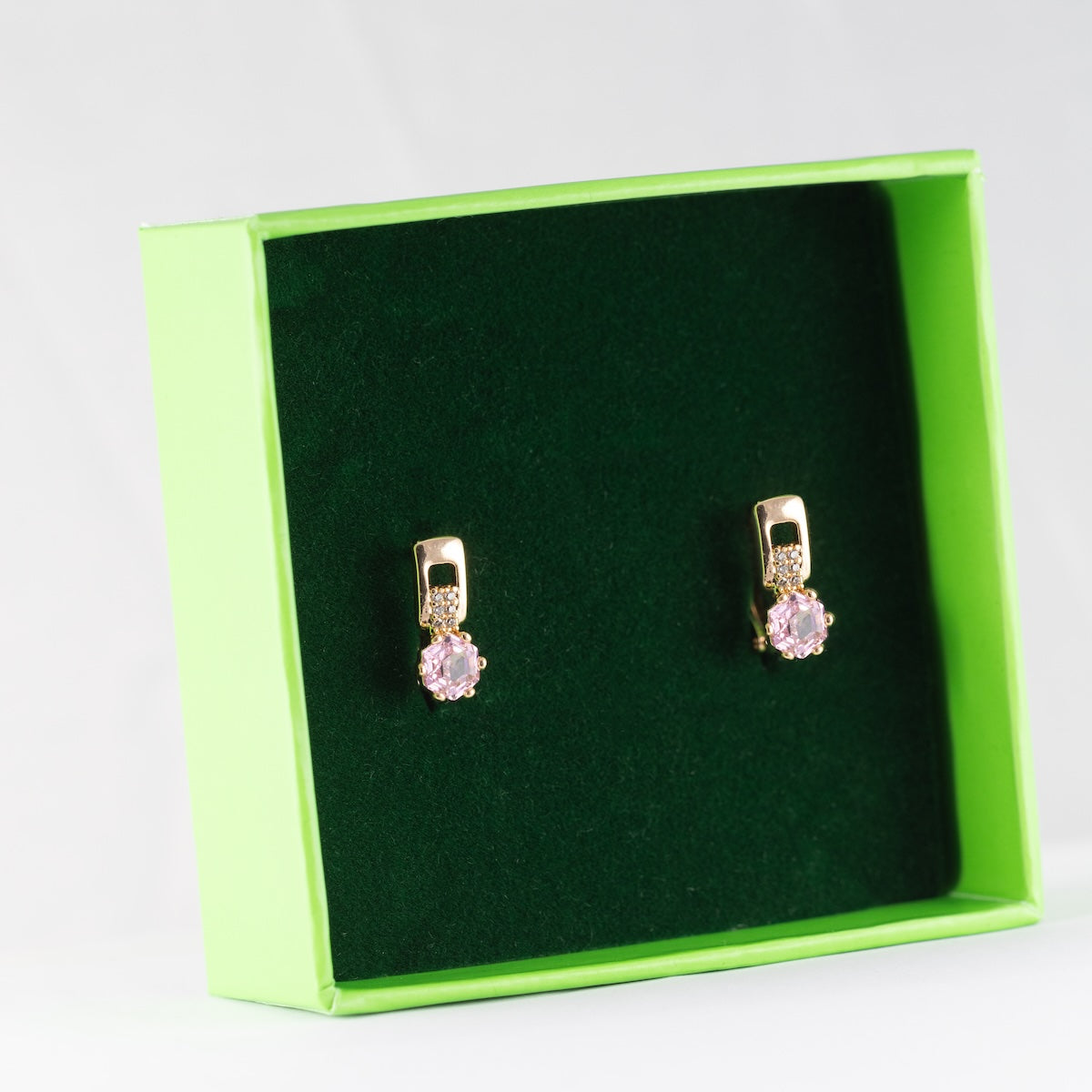 auskari, kas nesūbē un nesatur kadmiju, mitrumizturīgi