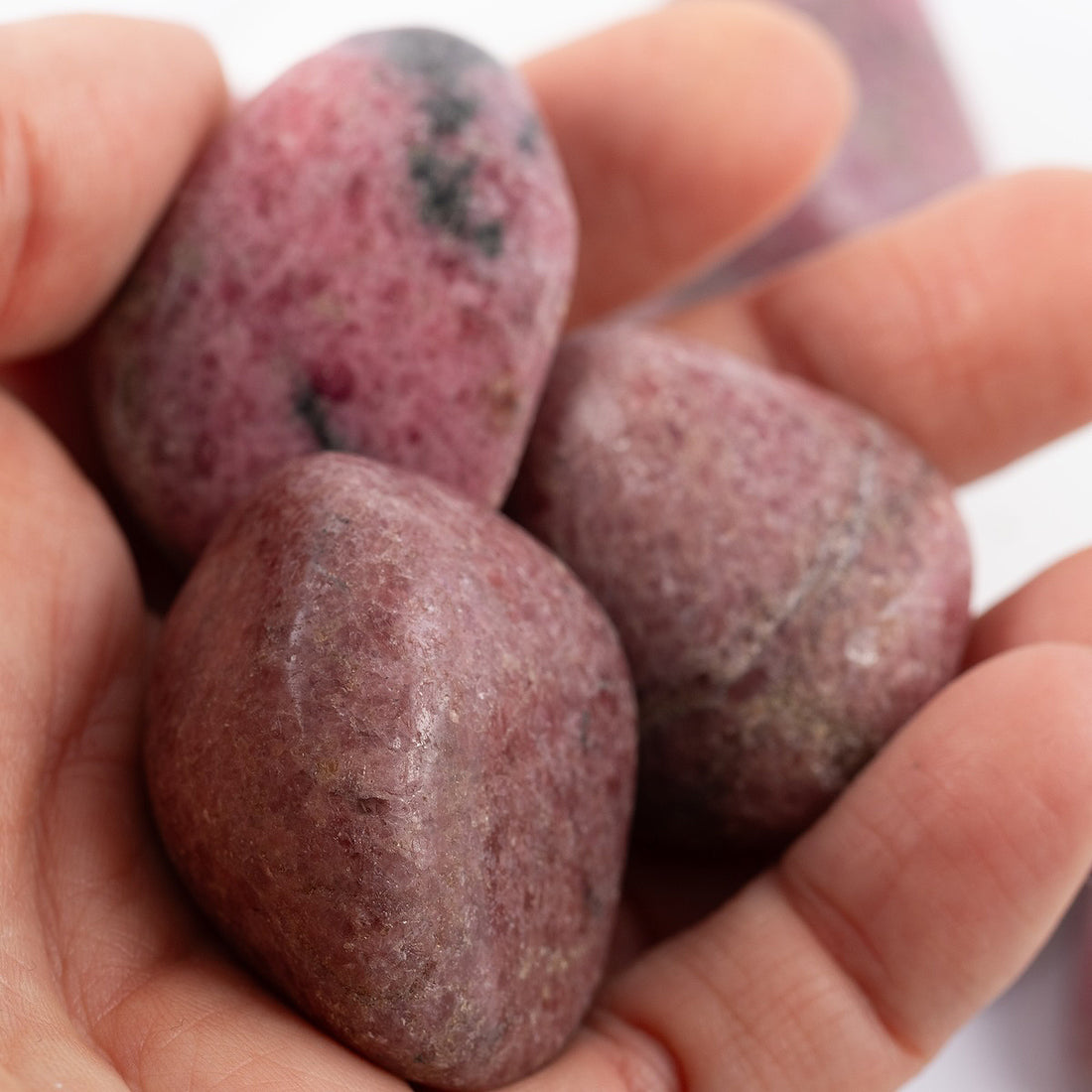 Akmens simboliski saistīts ar sirds enerģiju