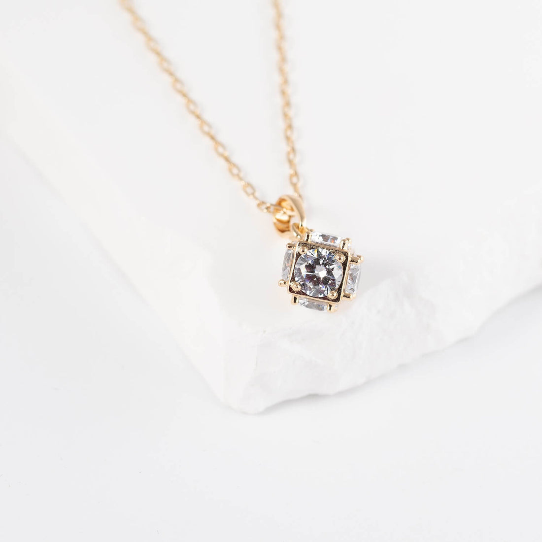 Antialerģiska kaklarota ar kristālu kulonu BONIJA