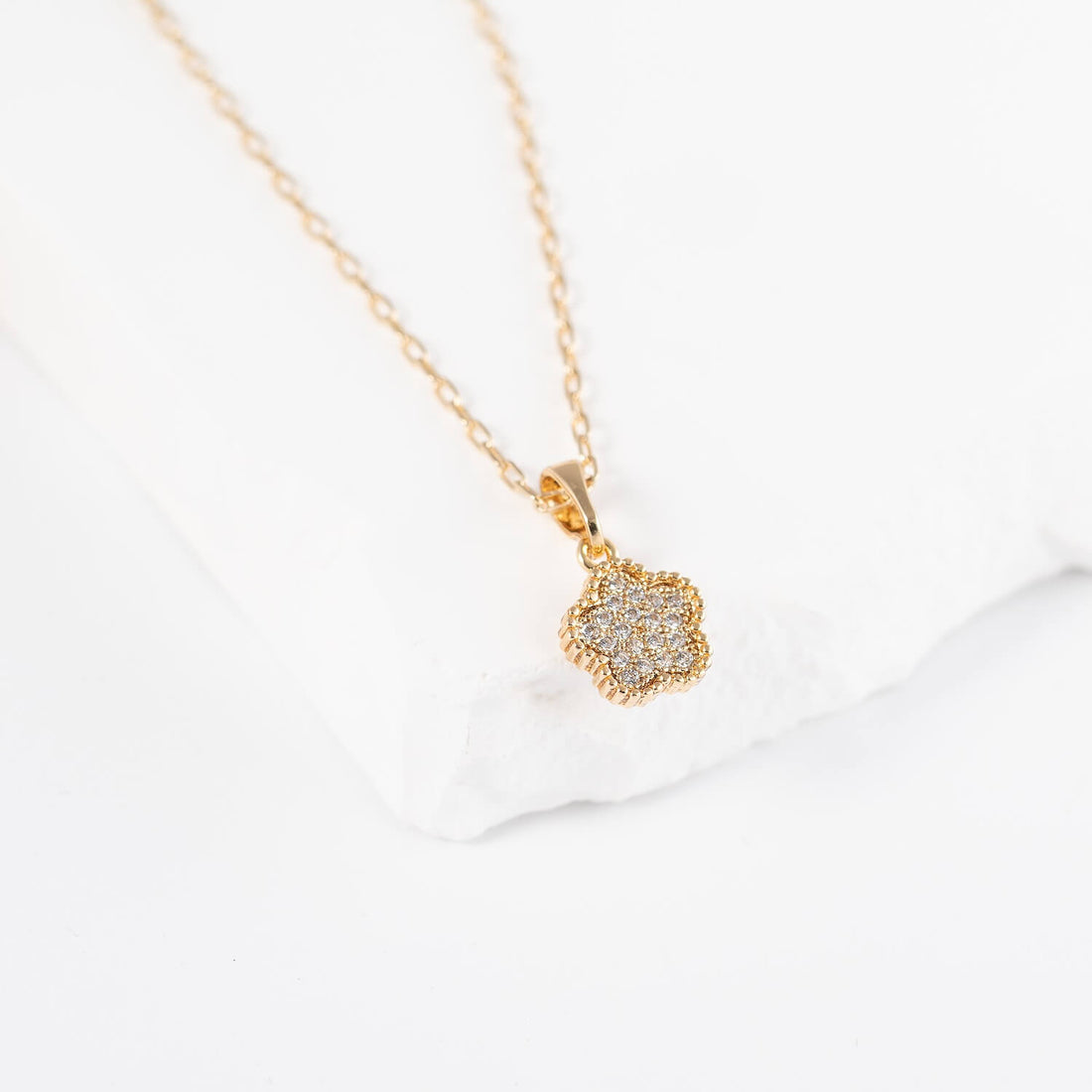 Antialerģiska kaklarota ar kristālu kulonu DANA