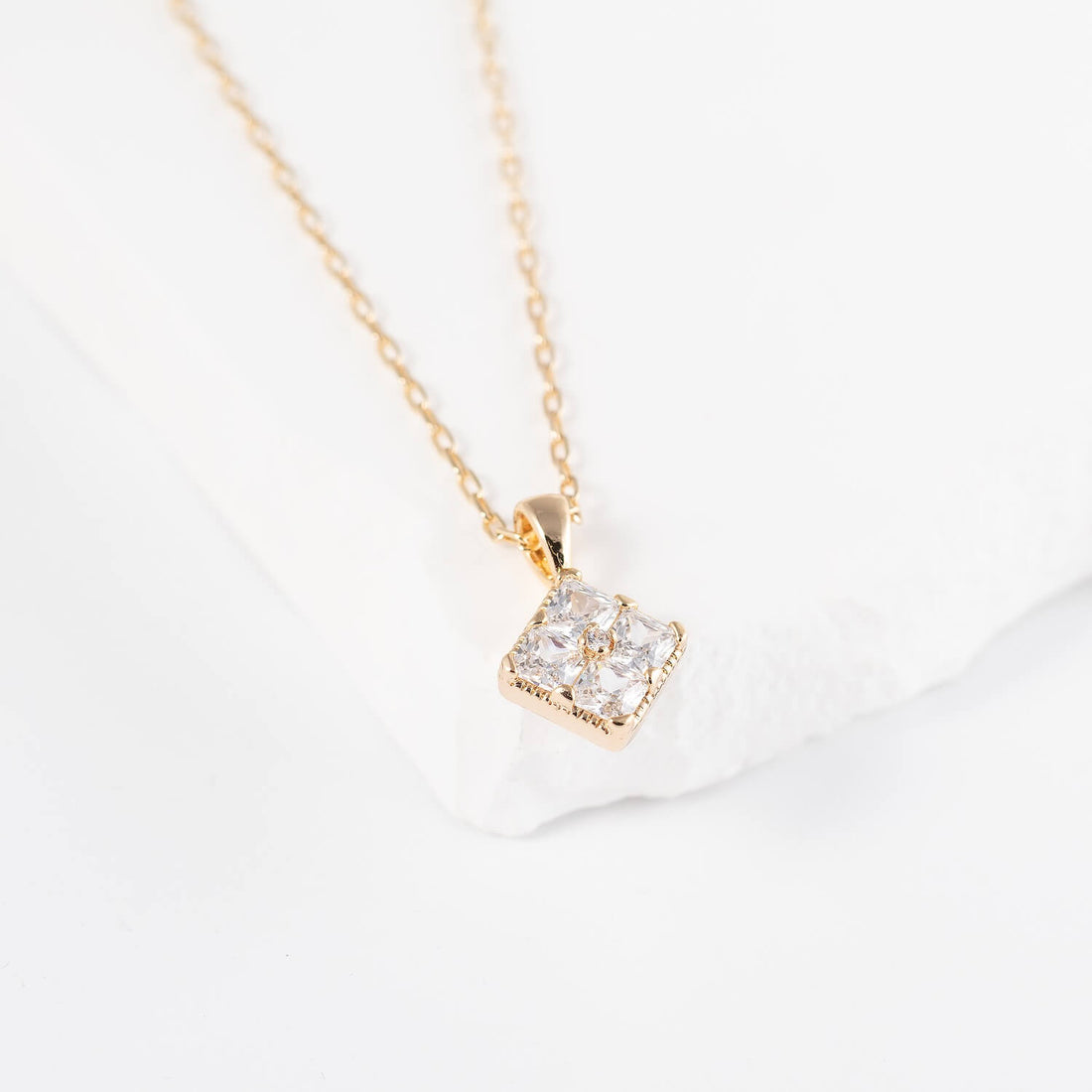 Antialerģiska kaklarota ar kristālu kulonu 'ZITA'