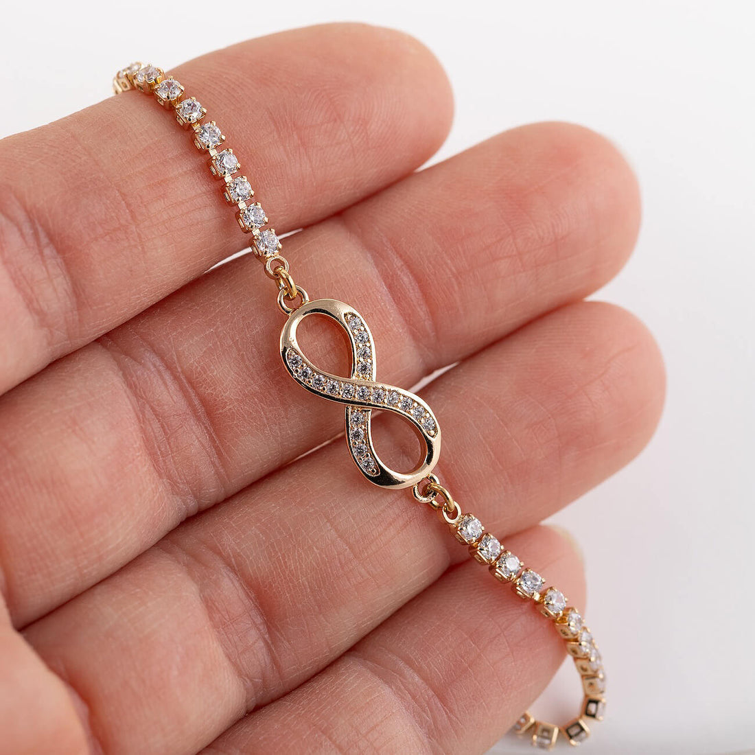 Rokassprādze ar kristāliem un bezgalības zīmi 'VERA'