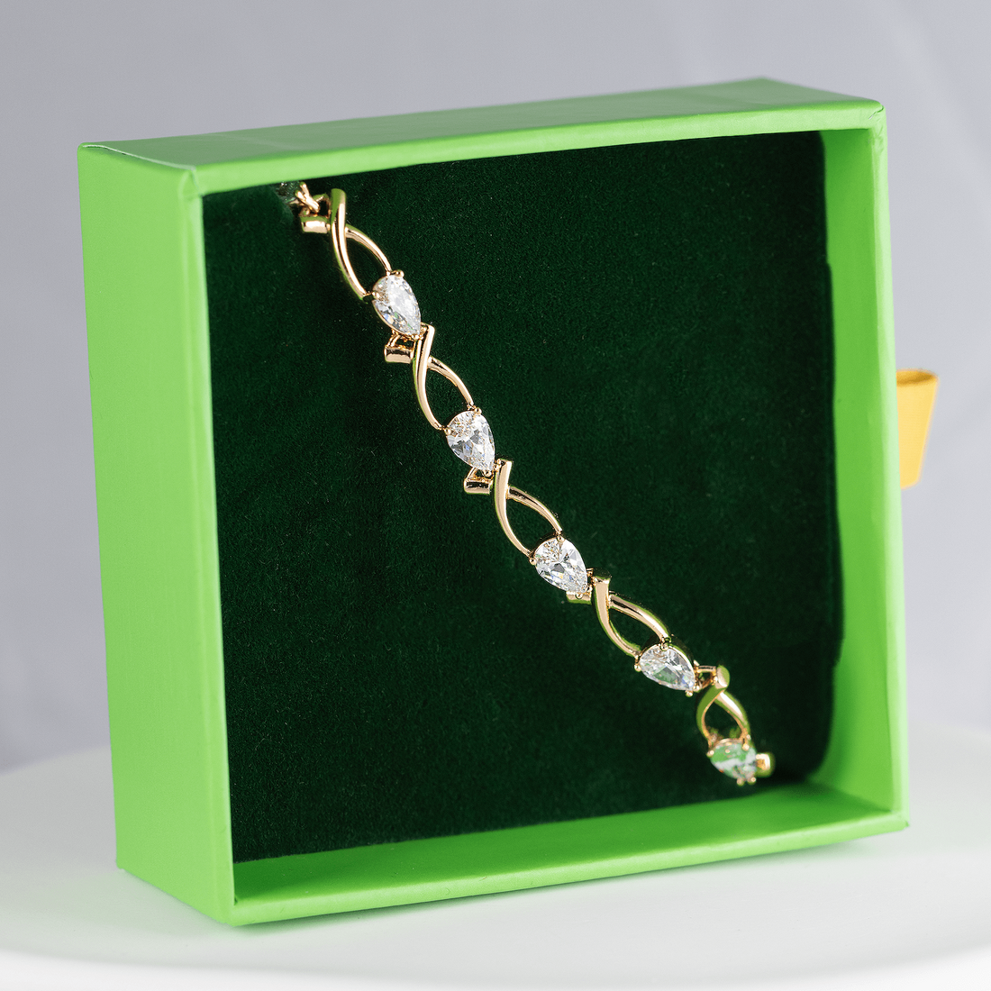 Apyrankė su krištolinėmis žvaigždutėmis 'PATRICIJA'