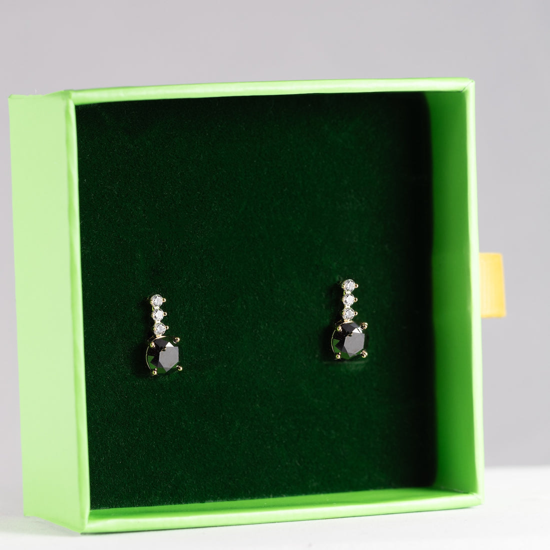 Smalki nagliņauskari ar melniem kristāliem 'CHLOE'