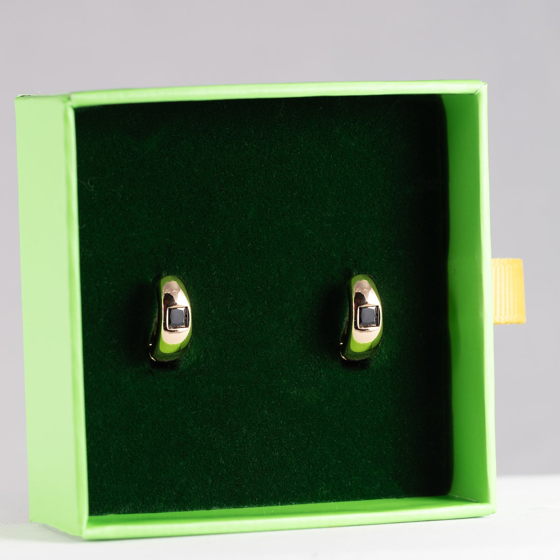 Antialerģiski nagliņauskari ar melniem kristāliem 'CHRIS'