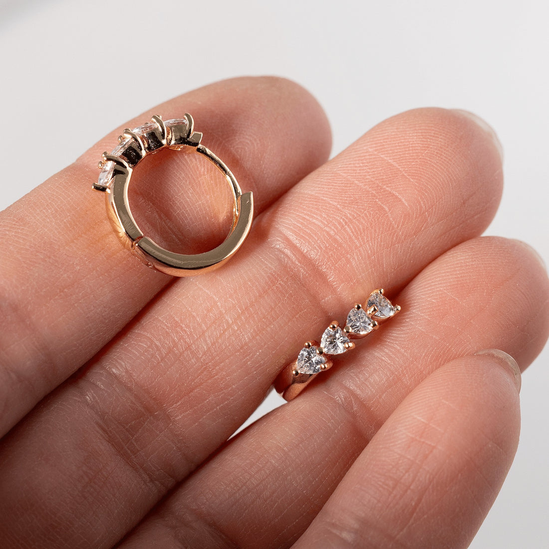 Antialerģiski riņķīšu auskari ar kristāliem 'INTA'