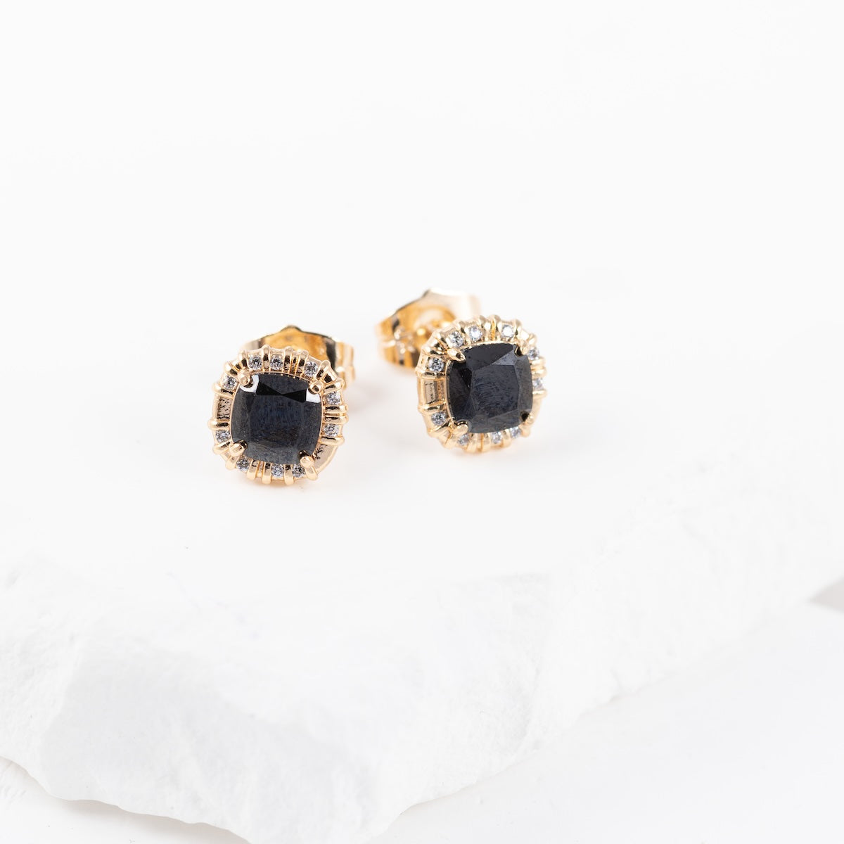 Antialerģiski nagliņu auskari ar melniem kristāliem 'ZENDAYA'