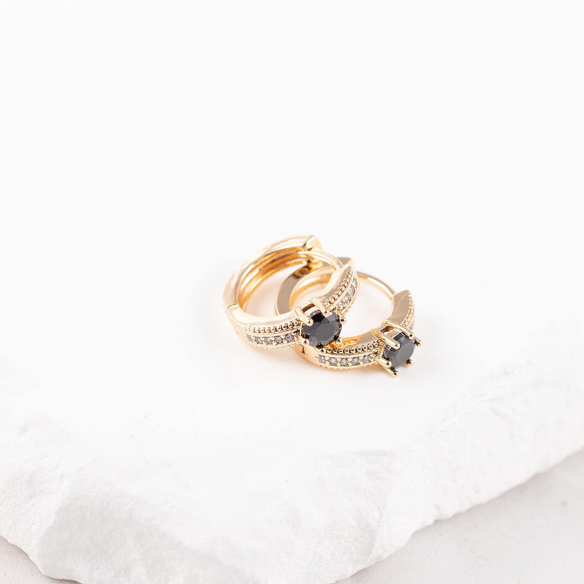 Antialerģiski riņķīšu auskari ar kristāliem 'HALLE'