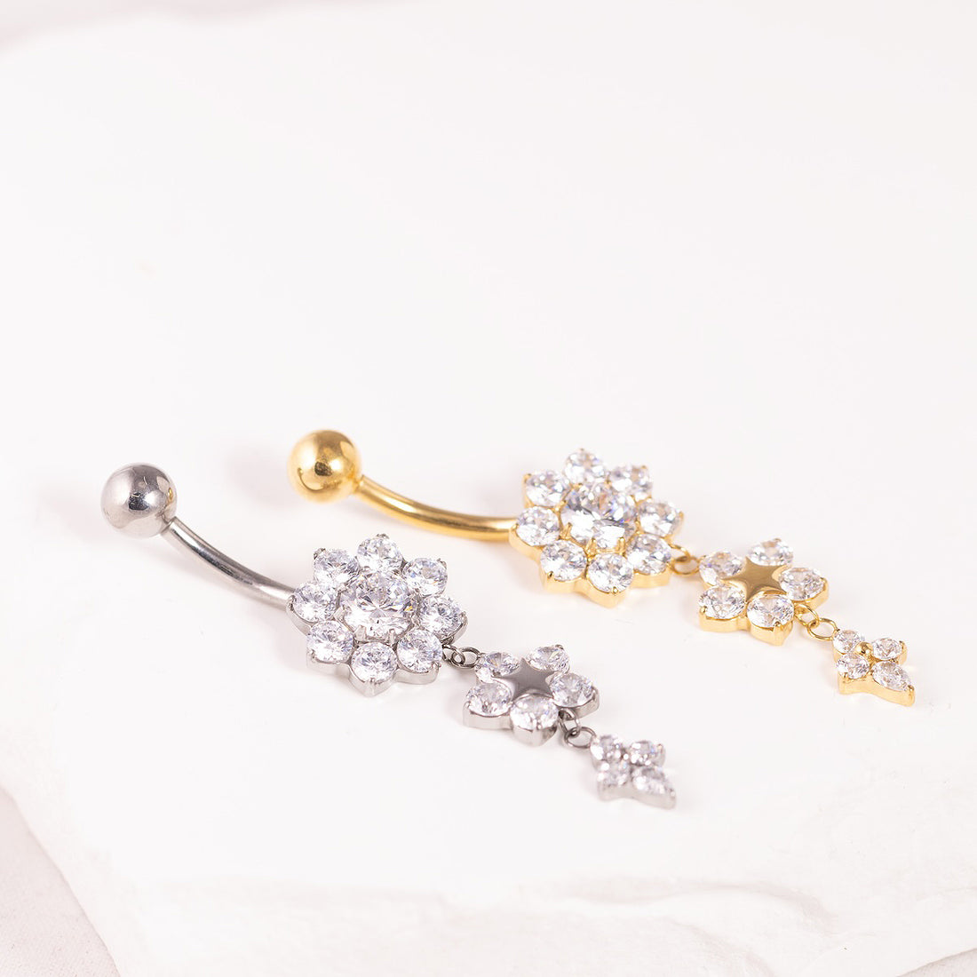 Mirdzošs nabas pīrsings ar kristāliem un drošu skrūvējamu aizdari SANDRA. Antialerģisks, nesūbē, nesatur niķeli