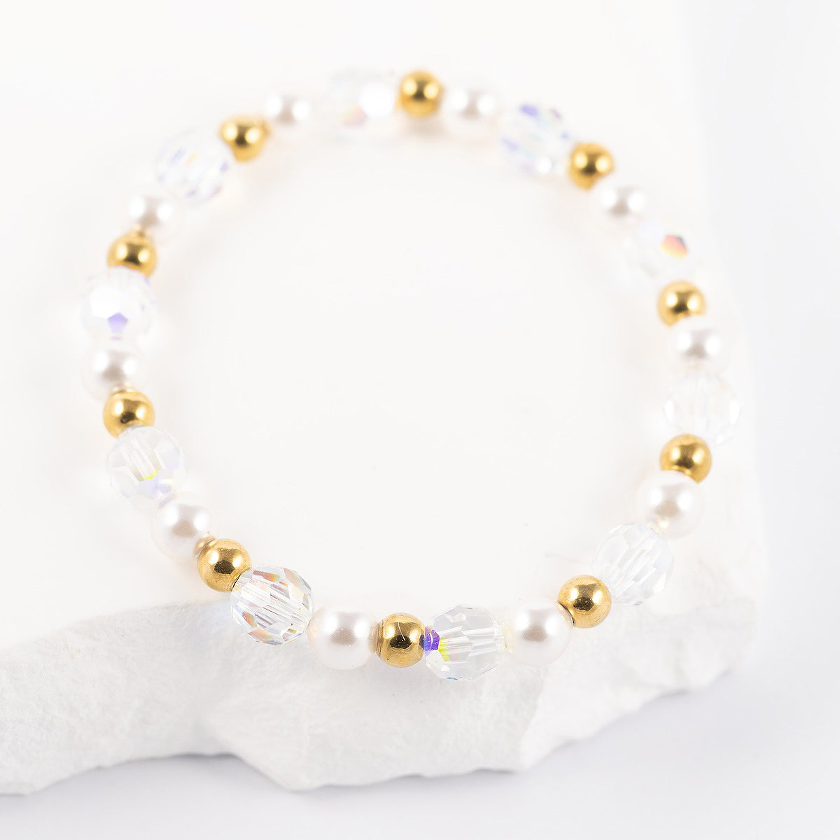 Bērnu aproce ar kristāliem un zelta pērlītēm uz elastīgas gumijas