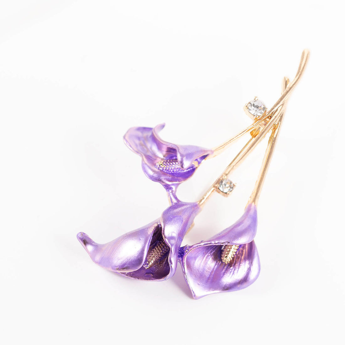 Broša ar kallas ziediem lillā