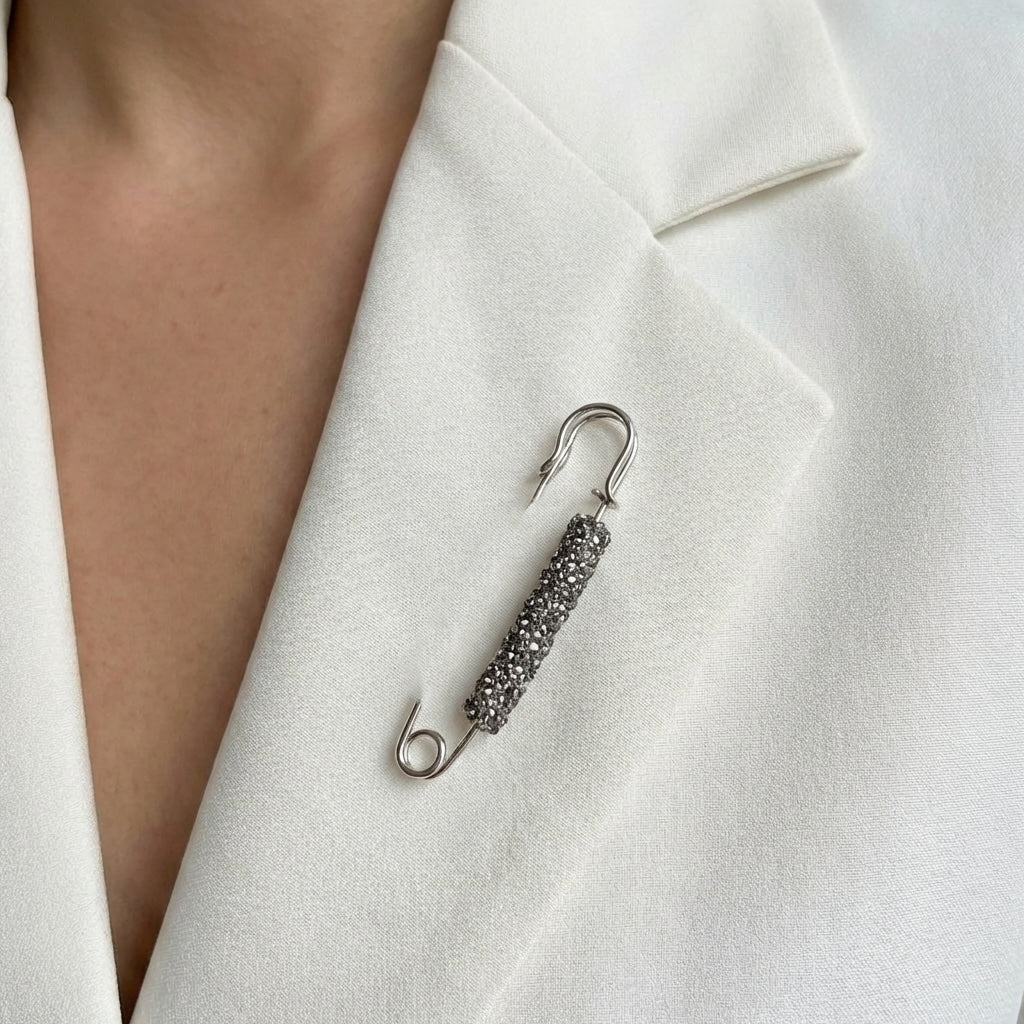 piespraude ar kristāliem