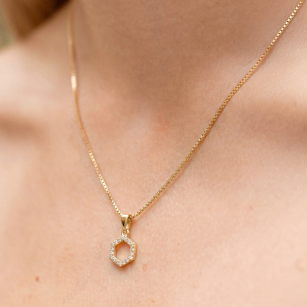 Eleganta, ūdensizturīga kaklarota ar smalku ķēdīti