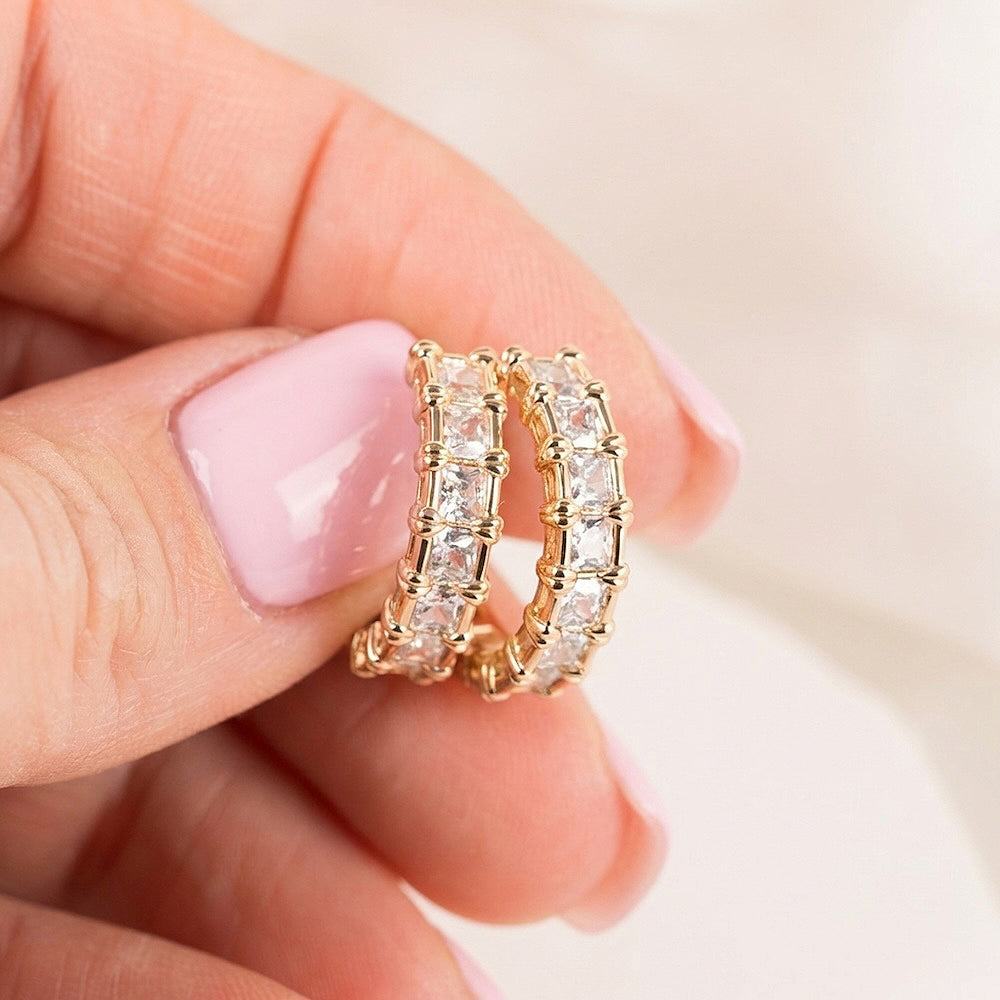 Rose gold krāsas auskari ar elegantu, spīdīgu apdari