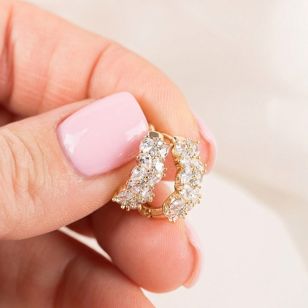 Rose gold krāsas auskari ar elegantu, spīdīgu apdari