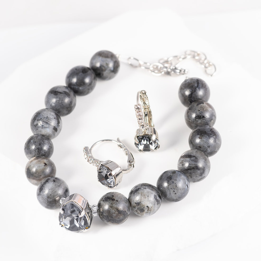 Žalias papuošalų rinkinys "auskarai su krištolo pėdele ir perlų apyranke"