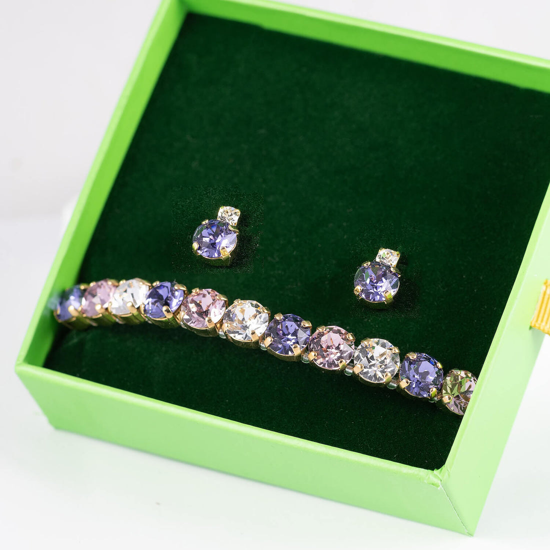 Violetinis papuošalų rinkinys "kristaliniai auskarai ir perlų apyrankė"