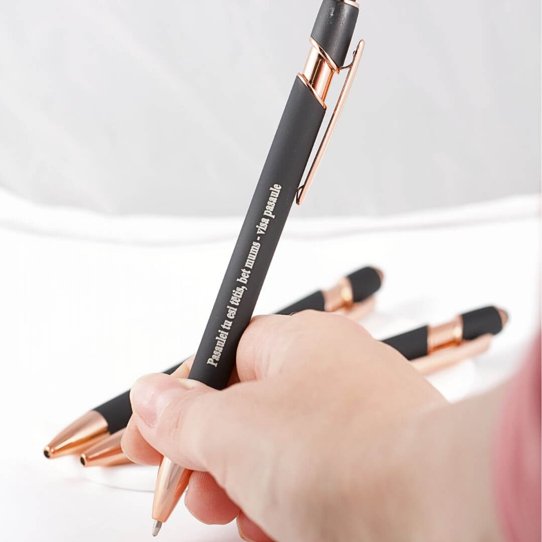 Eleganta pildspalva ar teksta gravējumu