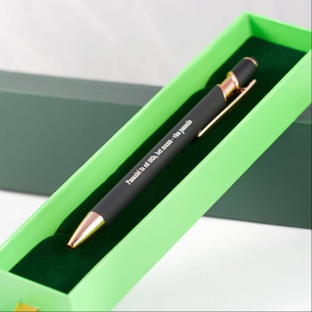 personalizēta pildspalva ar teksta gravējumu