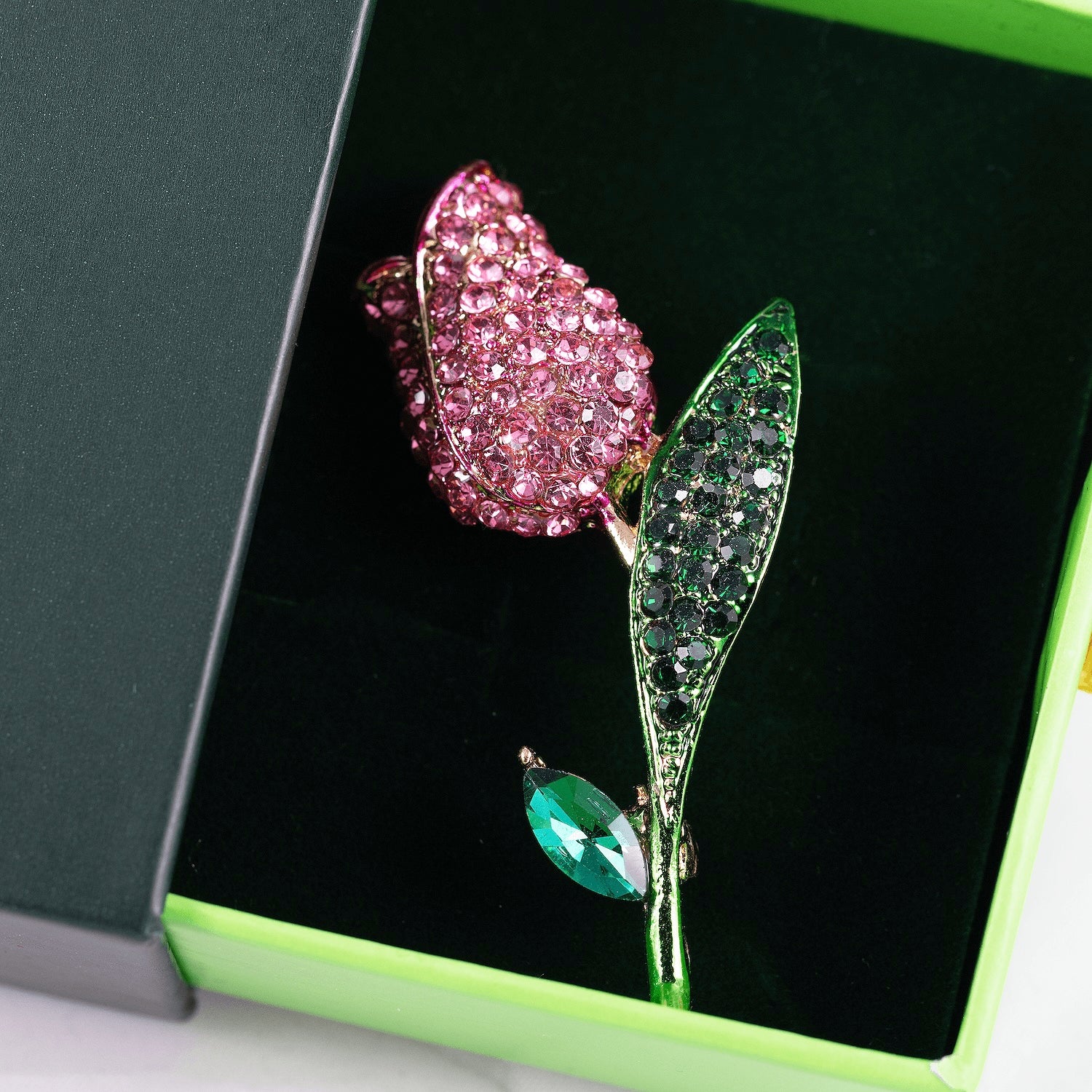 Broša ar kristālu ziedu