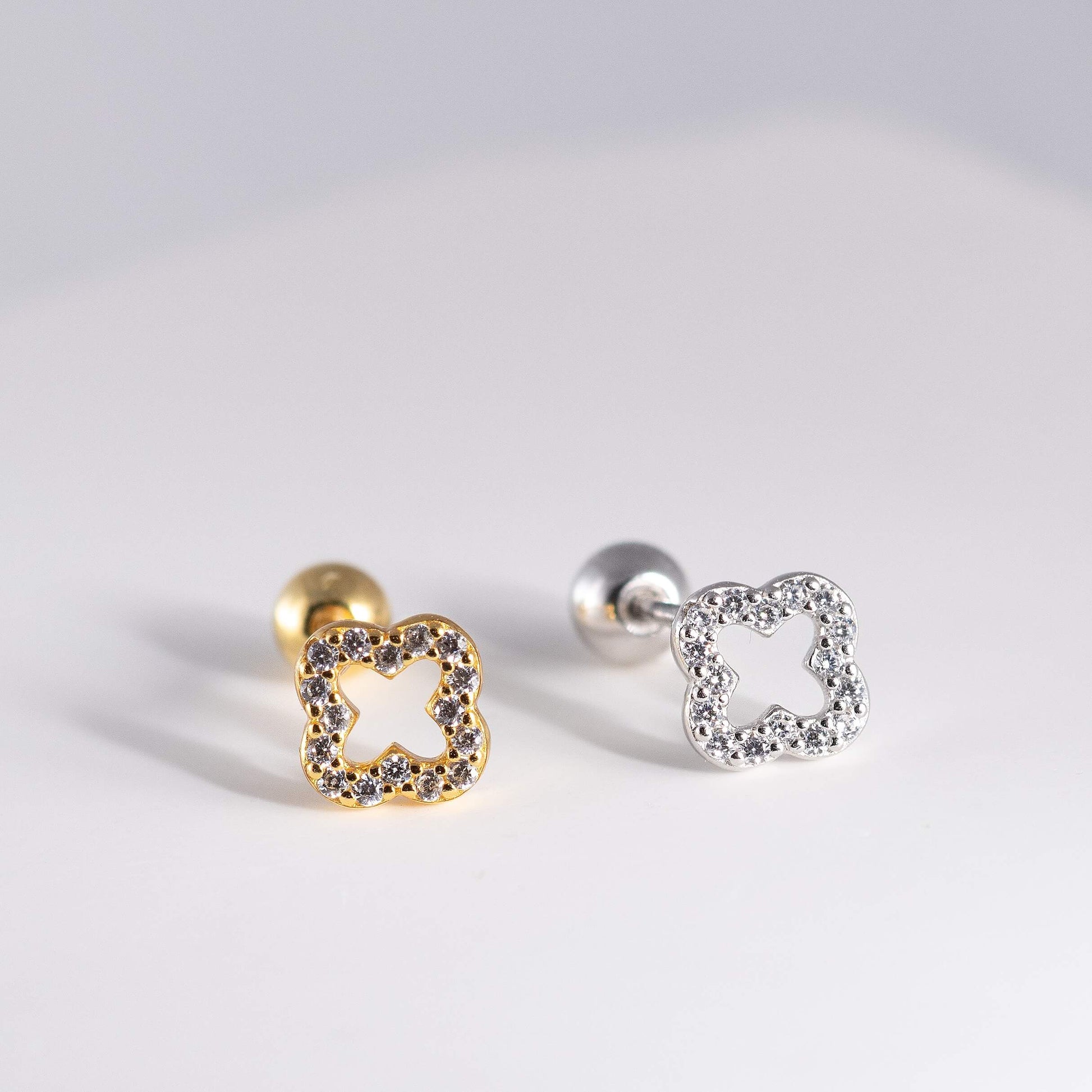 Pīrsinga auskars 'VALDA' ar skrūvējamu apaļu aizmugurīti