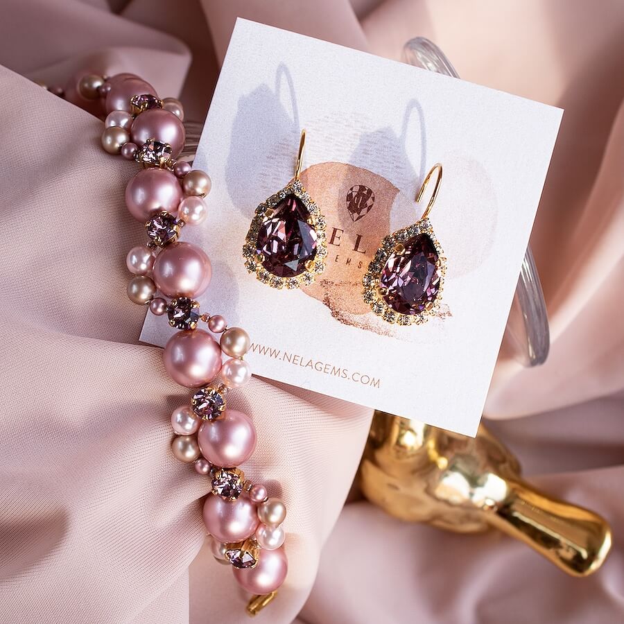 Tumši rozā rotu komplekts 'lāsīšu auskari un pērļu rokassprādze'