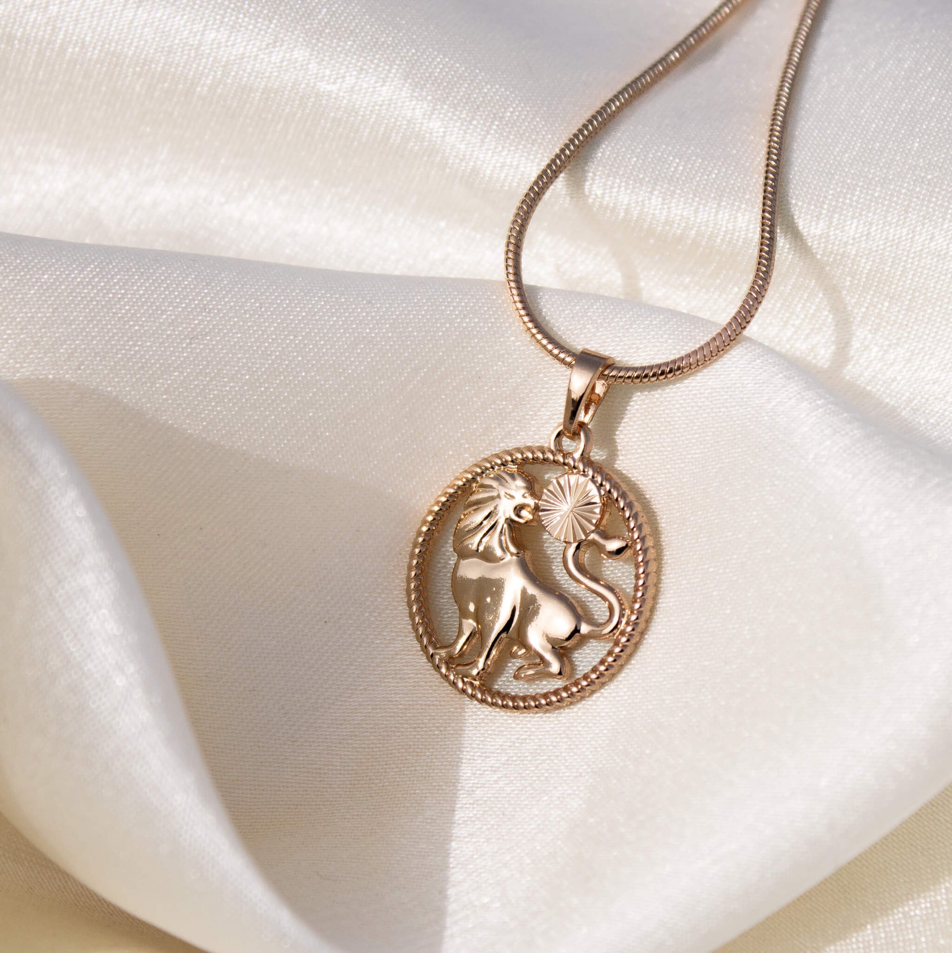 Kaklarota ar lauvas horoskopa zīmes medaljonu
