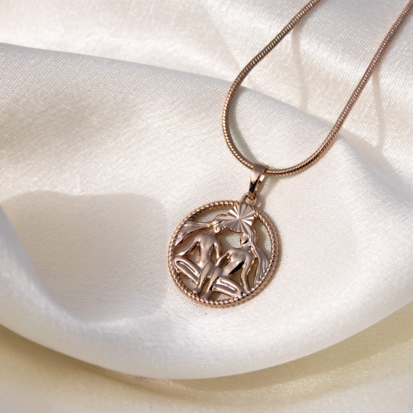 Kaklarota ar dvīnu horoskopa zīmes medaljonu