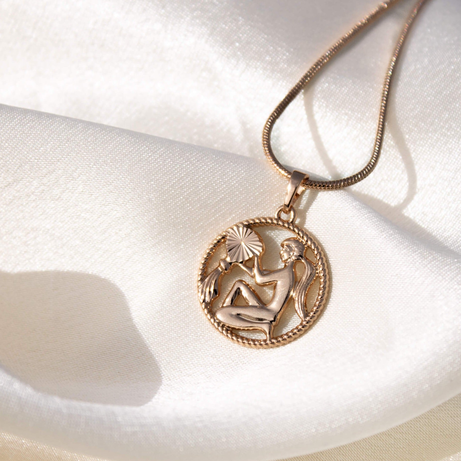 Kaklarota ar ūdensvīra horoskopa zīmes medaljonu