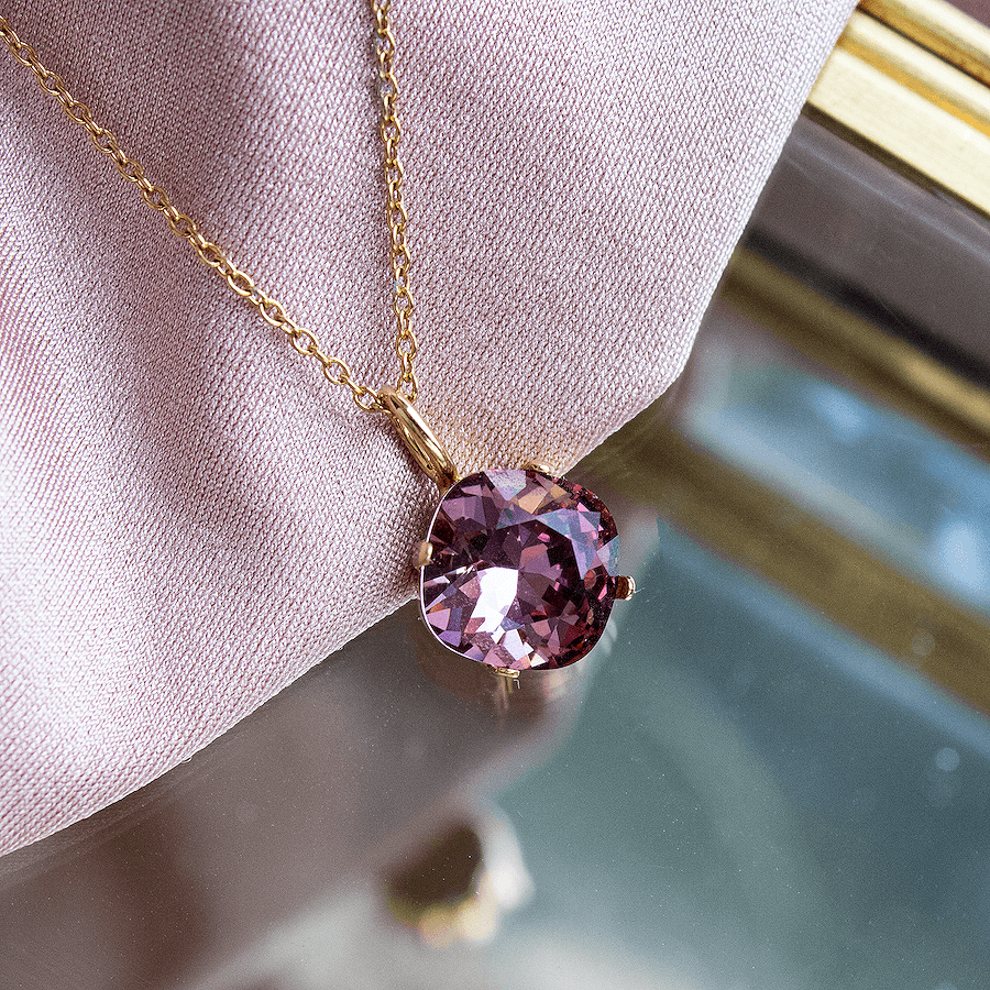 Klasiska sudraba kaklarota ar maigi rozā kvadrātveida kristālu