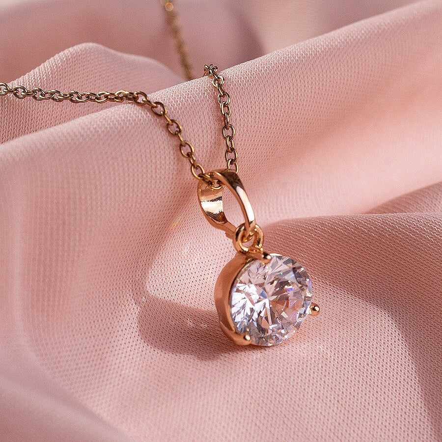 Apzeltīta kaklarota ar apaļu caurspīdīgu kristālu