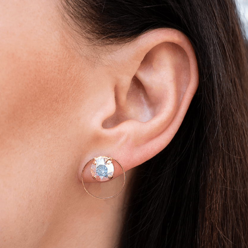 apzeltīti nagliņauskari ar apaļiem tumši rozā kristāliem