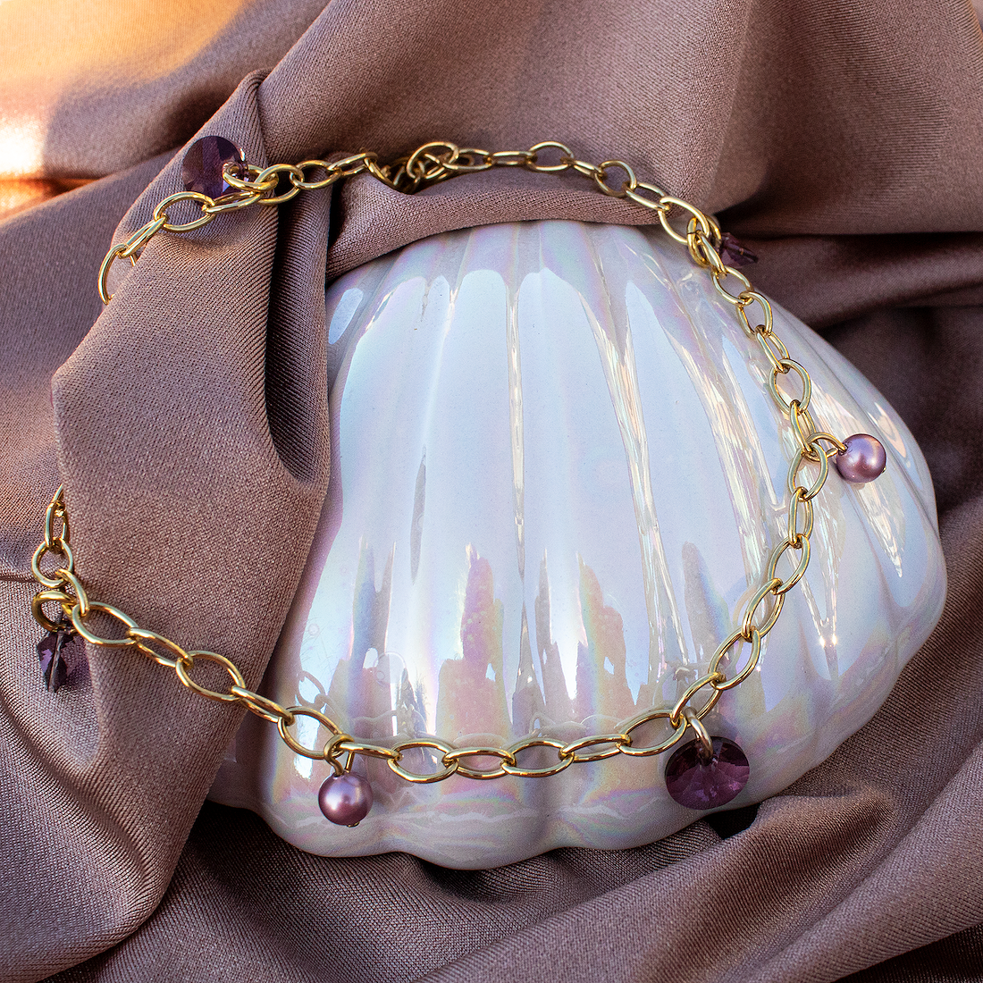 Kājas ķēdīte ar rozgani violetiem kristāliem un pērlēm 