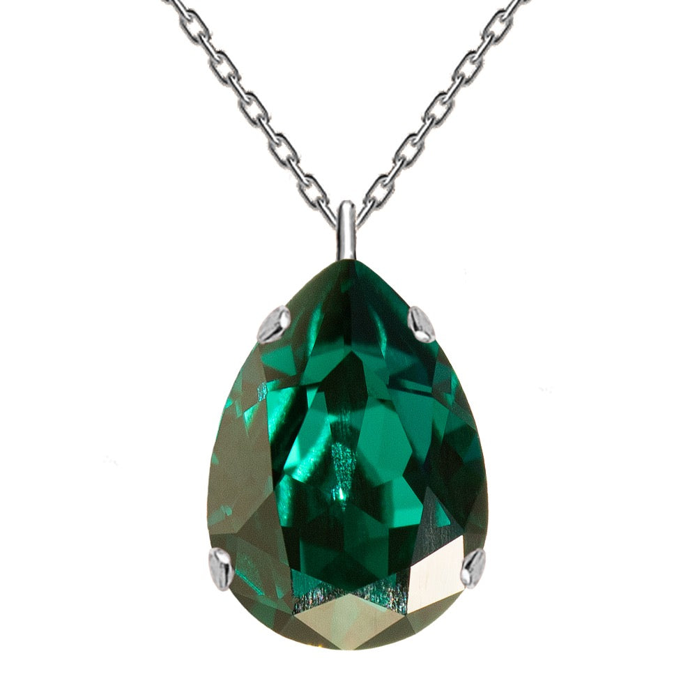 Klasiska sudrabotā lāsītes kaklarota ar  emeralda kristālu