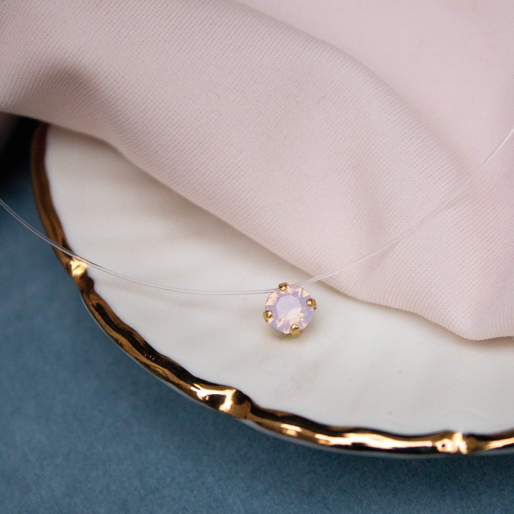 neredzamā kaklarota ar apaļu rozā opāla kristālu