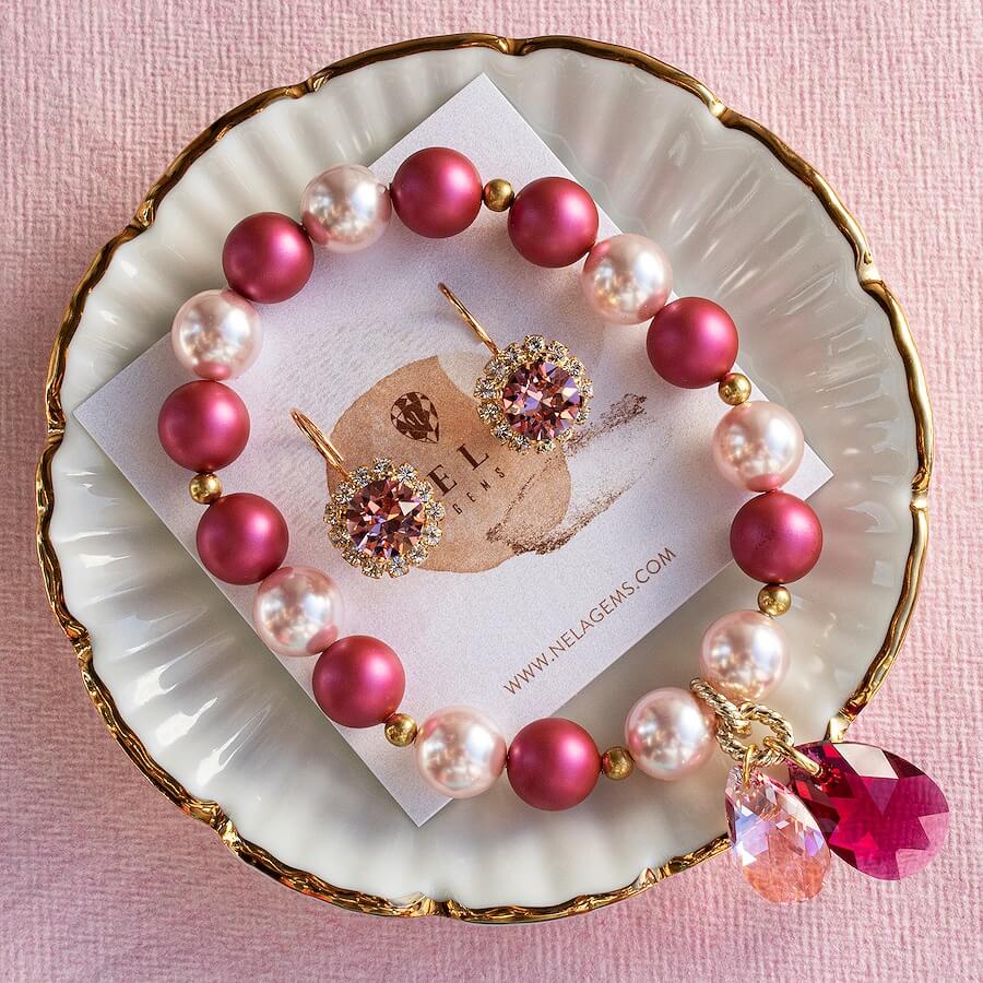 Fuksijas rozā rotu komplekts 'kristālu auskari un pērļu rokassprādze'