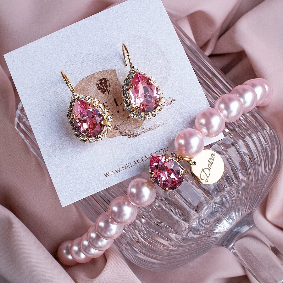 Rozā rotu komplekts 'lāsīšu auskari un pērļu rokassprādze'