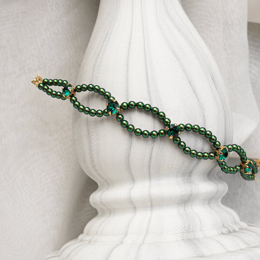 Smalka pērļu un emeralda kristālu rokassprādze