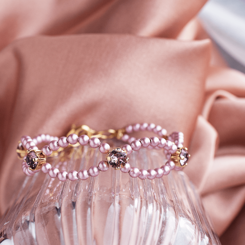 Smalka pērļu un rozā kristālu rokassprādze